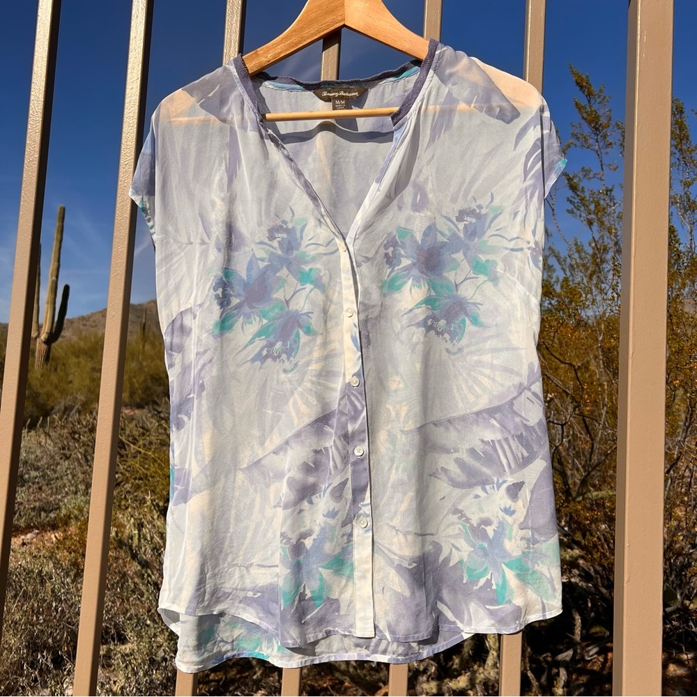 ⬇️💲Tommy Bahama Silk Sleeveless Women’s Blouse Size M Multi Blueish Gray, White